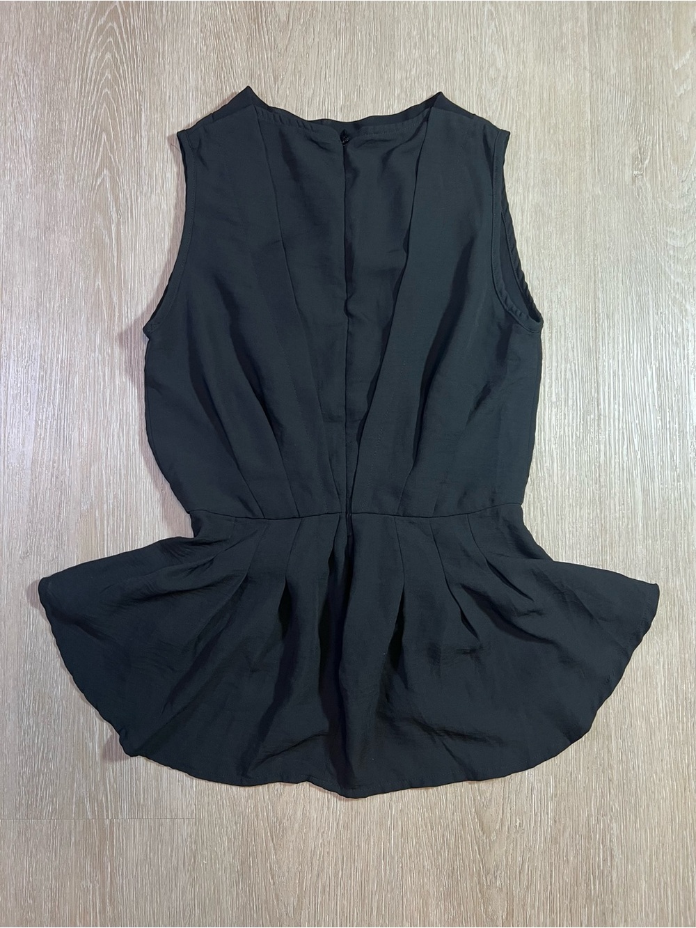 Sleeveless Black Minimalist Peplum Blouse Women's XS with Chic Gathered Waist - Picture 2 of 9